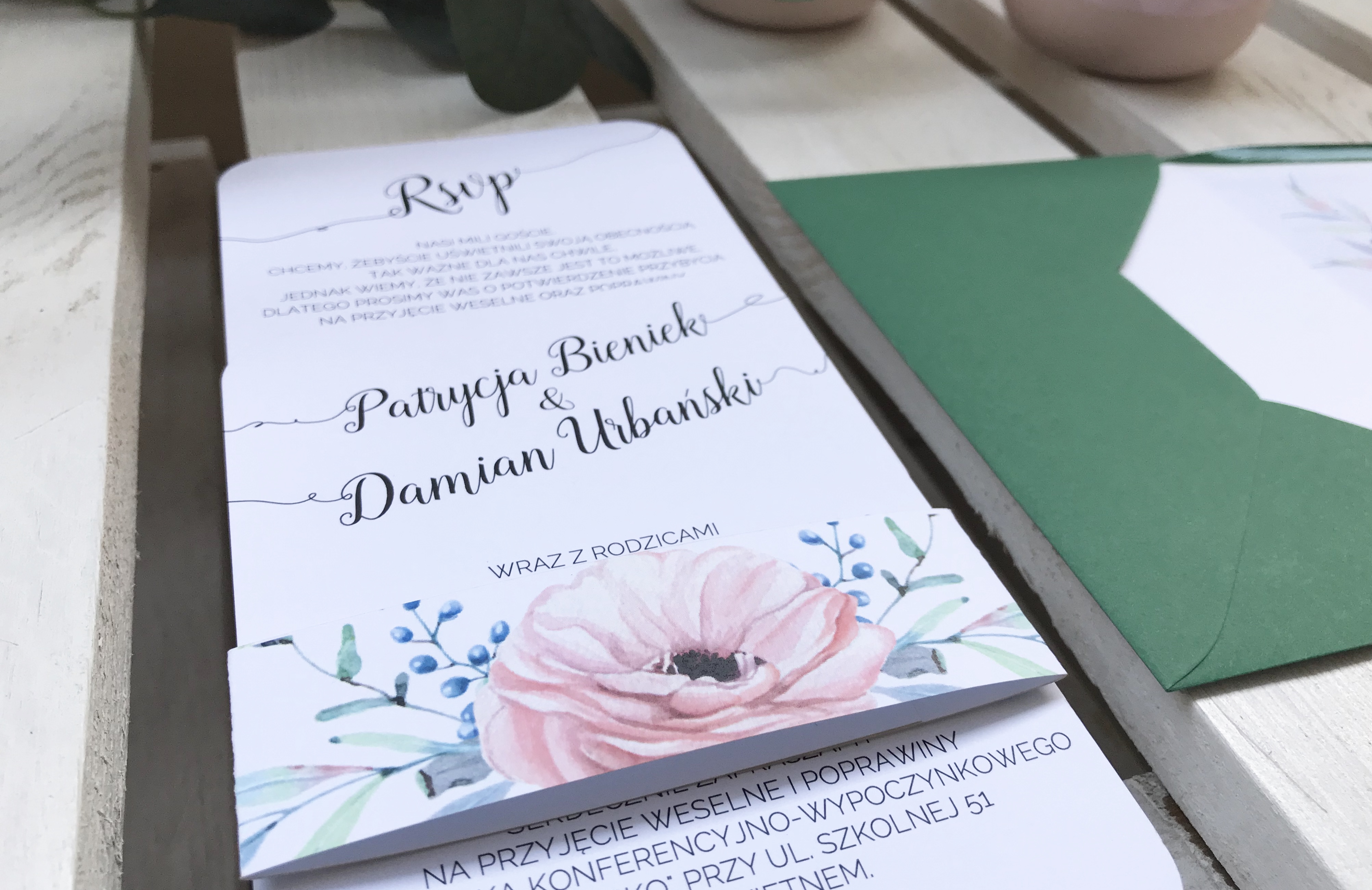 Trudna Sztuka Zapraszania Cz 3 Niezrecznie Przy Wreczaniu Zaproszen The Weddbook Blog Slubny